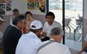 水俣病被害者と話をする仁比氏＝２０１２年７月、熊本県天草市